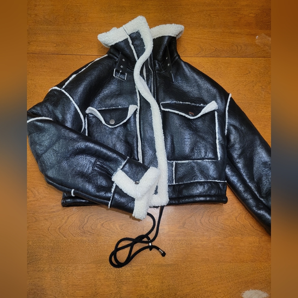 Vigoss Black/Cream Faux Shearling Lined Cropped Jacket | XS
